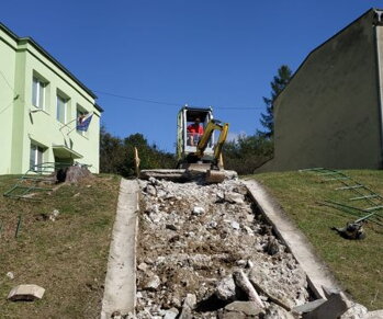 OBRAZOM: Oprava schodov do budovy základnej školy